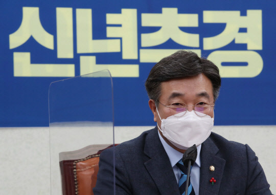 윤호중 민주당 원내대표가 5일 국회에서 열린 코로나 극복 신년추경 연석회의에서 발언하고 있다. 국회사진기자단=연합뉴스